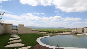 Piscina all'aperto, una piscina naturale