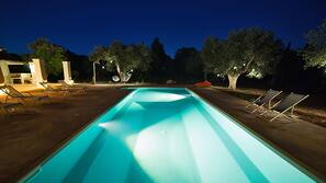 Piscina stagionale all'aperto, ombrelloni da piscina, lettini