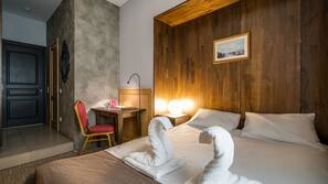 Tabla de planchar con plancha, wifi gratis, ropa de cama