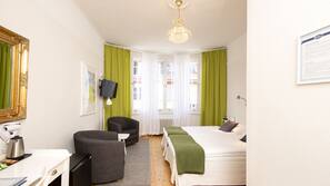 Skrivebord, babysenger (mot et tillegg) og ekstraseng (mot et tillegg)