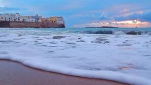Una spiaggia nelle vicinanze, kayak