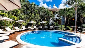3 outdoor pools, pool umbrellas, sun loungers