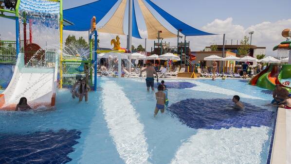 Innenpool, 7 Außenpools, Sonnenschirme, Liegestühle