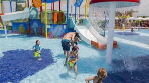 Innenpool, 7 Außenpools, Sonnenschirme, Liegestühle