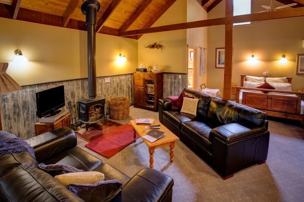 Trawool Cottages & Farmstay