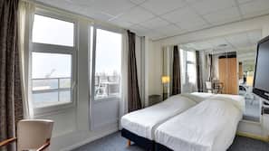 Een kluis op de kamer, een bureau, babybedden, extra bedden