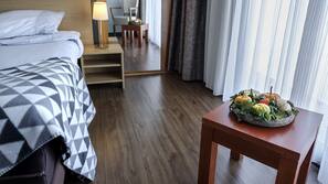 Een kluis op de kamer, een bureau, babybedden, extra bedden