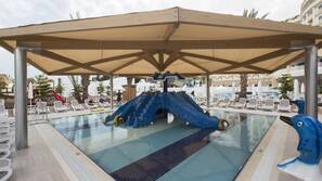 2 Innenpools, 2 Außenpools, Sonnenschirme, Liegestühle