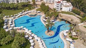 4 buitenzwembaden, parasols voor strand/zwembad