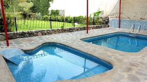 Una piscina cubierta
