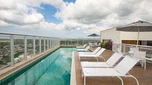 Piscina externa, guarda-sóis, espreguiçadeiras