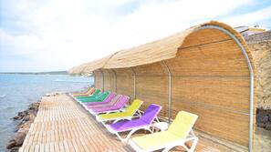 Plage privée, chaises longues, parasols