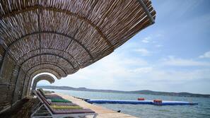 Plage privée, chaises longues, parasols