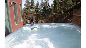 Outdoor spa bath