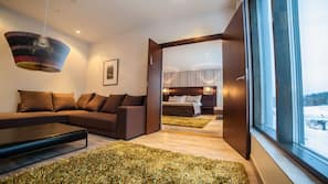 Luxe beddengoed, een strijkplank/strijkijzer, gratis babybedden