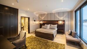 Luxe beddengoed, een strijkplank/strijkijzer, gratis babybedden