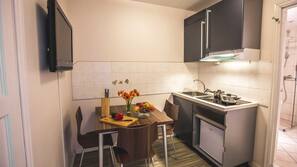Frigorífico, placa de cocina y utensilios de cocina