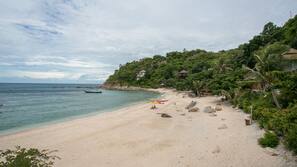 Privatstrand, weißer Sandstrand, Sonnenschirme, Strandtücher