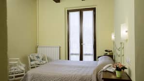 Una scrivania, tende oscuranti, ferro/asse da stiro, lenzuola