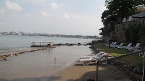 Privatstrand in der Nähe, Liegestühle, Strandtücher