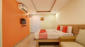 In-room safe, desk, free WiFi
