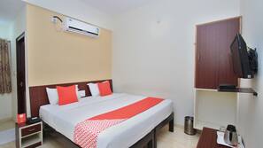 In-room safe, desk, free WiFi