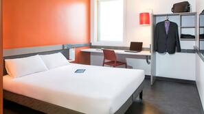 Een bureau, gratis babybedden, gratis wifi