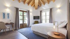 Premium bedding, in-room safe, free WiFi