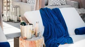 Outdoor pool, pool cabanas (surcharge), pool loungers