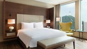 Minibar, in-room safe, desk, iron/ironing board