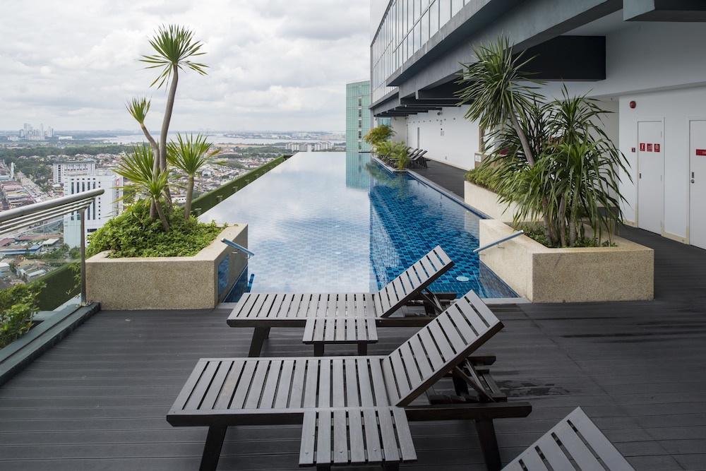 Rooftop pool, Holiday Villa Johor Bahru City Centre