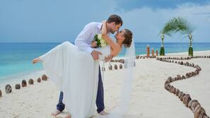 Private beach, white sand, sun-loungers, beach towels