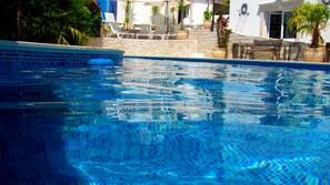 Piscine extérieure, cabanons gratuits, parasols de plage