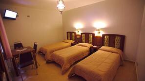 Frigobar, cofres nos quartos, escrivaninha, cortinas blackout