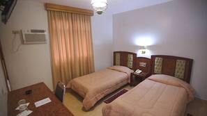 Frigobar, cofres nos quartos, escrivaninha, cortinas blackout