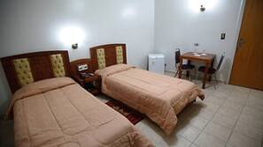 Frigobar, cofres nos quartos, escrivaninha, cortinas blackout