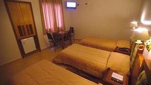 Frigobar, cofres nos quartos, escrivaninha, cortinas blackout