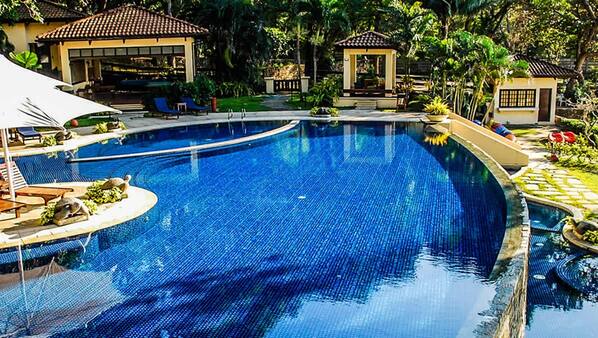 2 outdoor pools