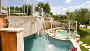 Piscina all'aperto, con ingresso dalle 9:00 alle 19:00, lettini