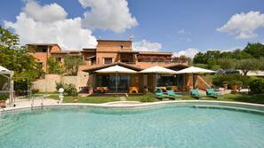 Piscina all'aperto, con ingresso dalle 9:00 alle 19:00, lettini