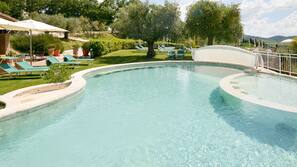 Piscina all'aperto, con ingresso dalle 9:00 alle 19:00, lettini