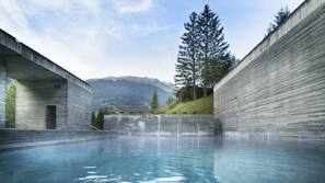 Innenpool, Außenpool, Liegestühle