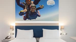 Safe på rommet, individuelt dekorert, skrivebord og strykejern/-brett