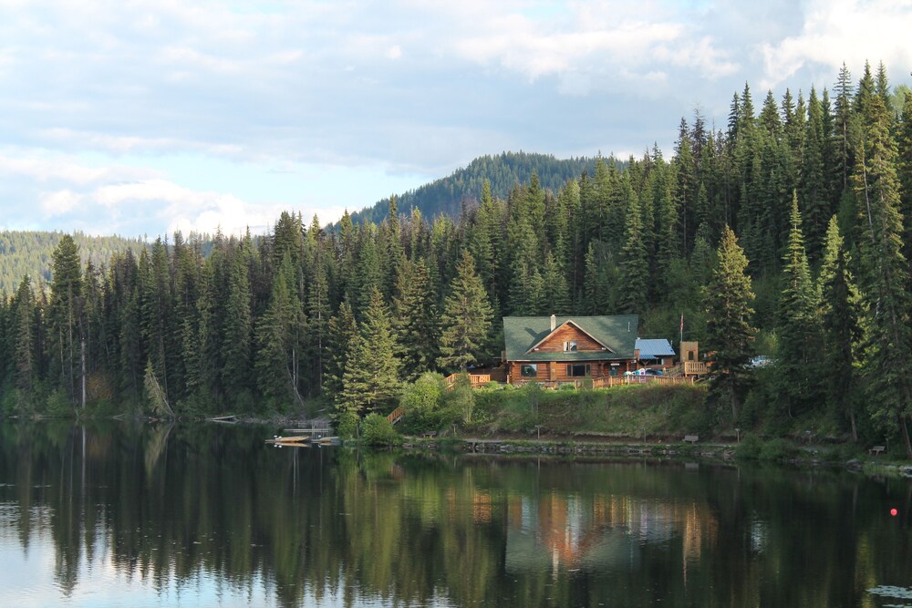 Lac Des Roches Resort in Bridge Lake, Canada