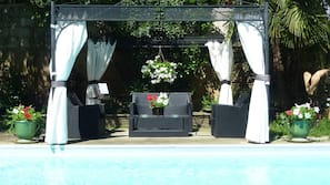 Piscine extérieure (ouverte en saison), parasols de plage