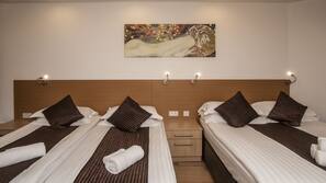 1 chambre, coffre-fort suffisamment grand pour un ordinateur portable