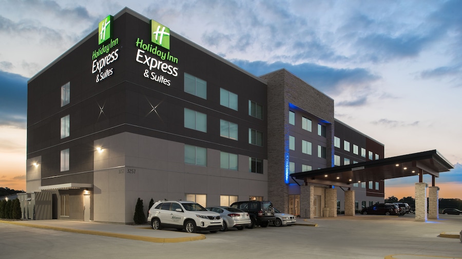 Holiday Inn Express & Suites Kingdom City, an IHG Hotel
