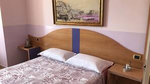 Minibar, una cassaforte in camera, una scrivania, ferro/asse da stiro