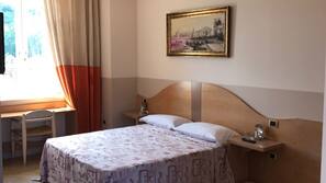 Minibar, una cassaforte in camera, una scrivania, ferro/asse da stiro