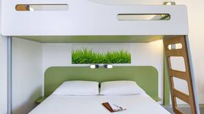 Bureau, fer et planche à repasser sur demande, lits bébé (gratuits)